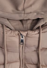 Renee - Jasnobeżowa Kurtka Pikowana Wykończona Kapturem Aviatoria. Okazja: do pracy. Kolor: beżowy. Materiał: jeans, dzianina #3