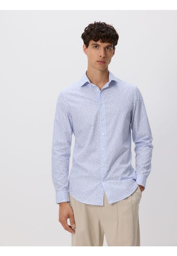 Reserved - Koszula slim fit w drobny wzór - jasnoniebieski. Kolor: niebieski. Materiał: bawełna, tkanina