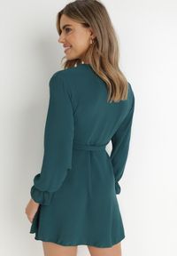 Born2be - Ciemnozielona Sukienka Dyninca. Typ kołnierza: dekolt w kształcie V. Kolor: zielony. Materiał: tkanina, materiał. Wzór: gładki. Typ sukienki: kopertowe. Styl: elegancki. Długość: mini #4