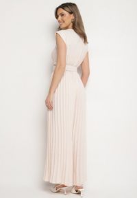 Born2be - Beżowy Kombinezon o Kopertowym Kroju z Plisami i Paskiem w Talii Salivania. Okazja: na co dzień. Kolor: beżowy. Styl: elegancki, casual #7