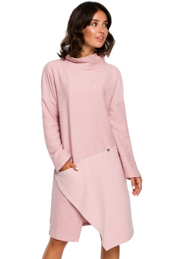 Be Active - Dzianinowa sukienka oversize trapezowa z asymetrycznym dołem różowa. Kolor: różowy. Materiał: dzianina. Typ sukienki: trapezowe, asymetryczne, oversize