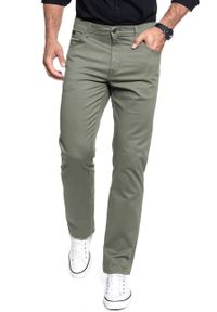 Wrangler - WRANGLER SPODNIE MĘSKIE TEXAS DUSTY OLIVE W121W3275 112126231. Stan: podwyższony. Materiał: materiał. Wzór: moro. Styl: militarny