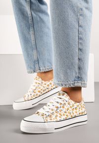 Born2be - Żółte Trampki z Cholewką Zdobioną Kwiatowym Wzorem Folaianna. Okazja: na co dzień, na spacer. Kolor: żółty. Materiał: jeans. Szerokość cholewki: normalna. Wzór: aplikacja, kwiaty. Styl: klasyczny, elegancki, casual