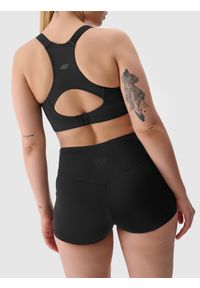 4f - 4F Legginsy krótkie z materiału z recyklingu damskie - czarne XL. Stan: podwyższony. Kolor: czarny. Materiał: materiał. Długość: krótkie. Wzór: gładki, jednolity, ze splotem. Sport: fitness, joga i pilates #2