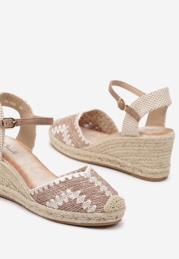 Born2be - Ciemnobeżowe Sandały na Plecionym Koturnie w Stylu Boho Vohna. Okazja: na spacer, na co dzień, na imprezę. Zapięcie: sprzączka. Kolor: beżowy. Materiał: len. Sezon: lato. Obcas: na koturnie. Styl: boho