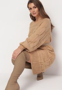 Born2be - Beżowy Oversizowy Sweter o Długim Kroju z Ozdobnym Splotem Sapodis. Kolor: beżowy. Długość rękawa: długi rękaw. Długość: długie. Wzór: ze splotem #4
