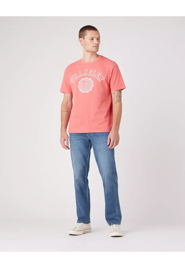 Wrangler - WRANGLER COLLEGIATE TEE MĘSKI T-SHIRT KOSZULKA NADRUK LOGO SPICED CORAL W7E0EJX6Y 112146307. Wzór: nadruk