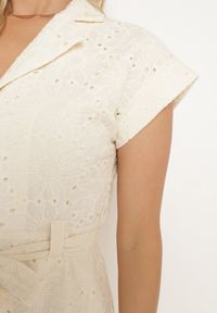 Born2be - Beżowa Bawełniana Ażurowa Sukienka na Guziki o Koszulowym Kroju Wiązana Paskiem Grosofia. Okazja: na co dzień. Kolor: beżowy. Materiał: bawełna. Wzór: ażurowy. Sezon: lato. Typ sukienki: koszulowe. Styl: casual, elegancki, klasyczny #2