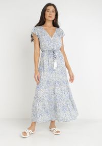 Born2be - Biało-Niebieska Sukienka ze Sznurkiem Cillereia. Typ kołnierza: kołnierz z falbankami. Kolor: niebieski. Materiał: wiskoza, tkanina. Długość rękawa: krótki rękaw. Wzór: kwiaty, nadruk. Długość: maxi #4