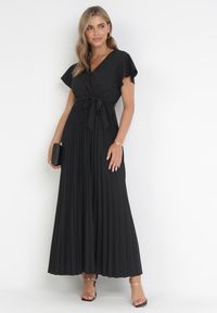 Born2be - Czarna Elegancka Sukienka Maxi w Plisy z Kopertowym Dekoltem i Wiązaniem Thessi. Kolor: czarny. Sezon: lato. Typ sukienki: kopertowe. Styl: elegancki. Długość: maxi #3