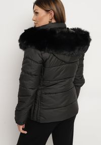 Born2be - Czarna Pikowana Kurtka z Kapturem i Futerkiem ze Ściągaczami przy Rękawach Sintania. Okazja: na co dzień, do pracy, na spacer. Typ kołnierza: kaptur. Kolor: czarny. Materiał: futro. Styl: casual, elegancki #4