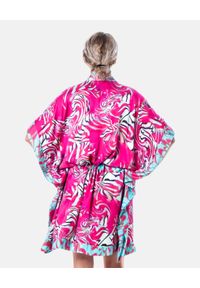 COSEL - Sukienka o kroju kimona Punta Cana. Kolor: różowy, wielokolorowy, fioletowy. Materiał: wiskoza, satyna. Sezon: lato. Styl: wakacyjny. Długość: mini #6