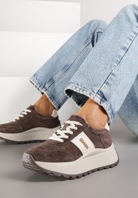 Renee - Brązowe Sneakersy na Platformie z Naturalnego Zamszu z Geometrycznym Wzorem i Napisem Latalissa. Okazja: na co dzień. Kolor: brązowy. Materiał: zamsz. Wzór: napisy, geometria. Obcas: na platformie