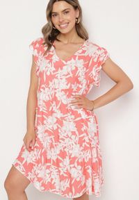 Born2be - Różowa Bawełniana Sukienka o Rozkloszowanym Kroju w Kwiaty Libella. Okazja: na co dzień, do pracy. Kolor: różowy. Materiał: bawełna. Wzór: kwiaty. Typ sukienki: rozkloszowane, proste. Styl: casual, elegancki #1