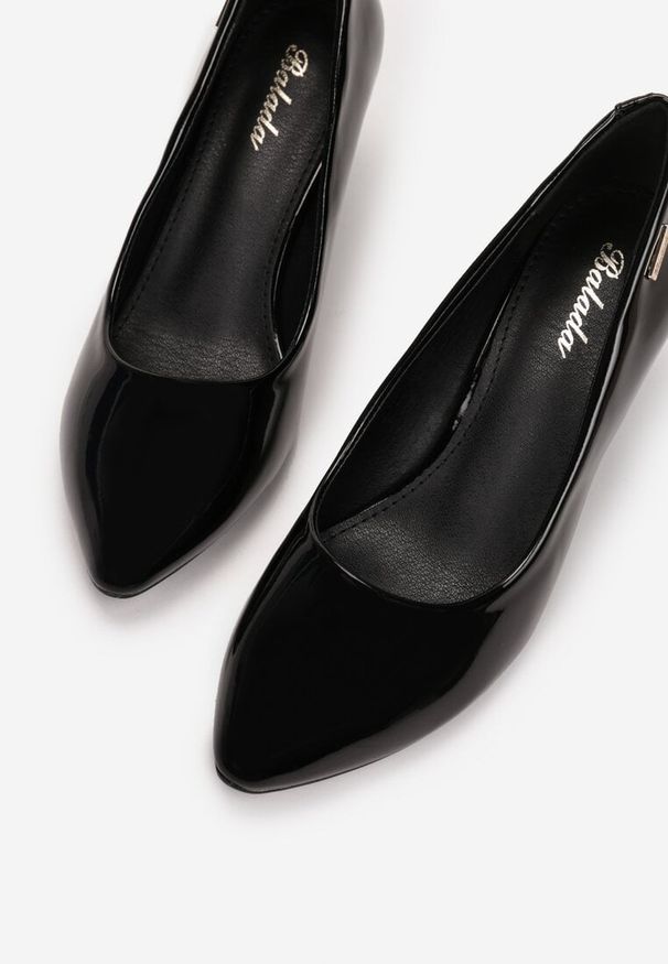 Renee - Czarne Czółenka Leuconele. Kolor: czarny. Materiał: lakier. Szerokość cholewki: normalna. Wzór: gładki. Obcas: na obcasie. Styl: klasyczny. Wysokość obcasa: niski