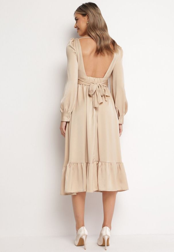 Born2be - Beżowa Rozkloszowana Sukienka z Supełkiem przy Dekolcie i Falbanką na Dole Viviela. Kolor: beżowy. Materiał: materiał. Długość rękawa: długi rękaw. Długość: midi
