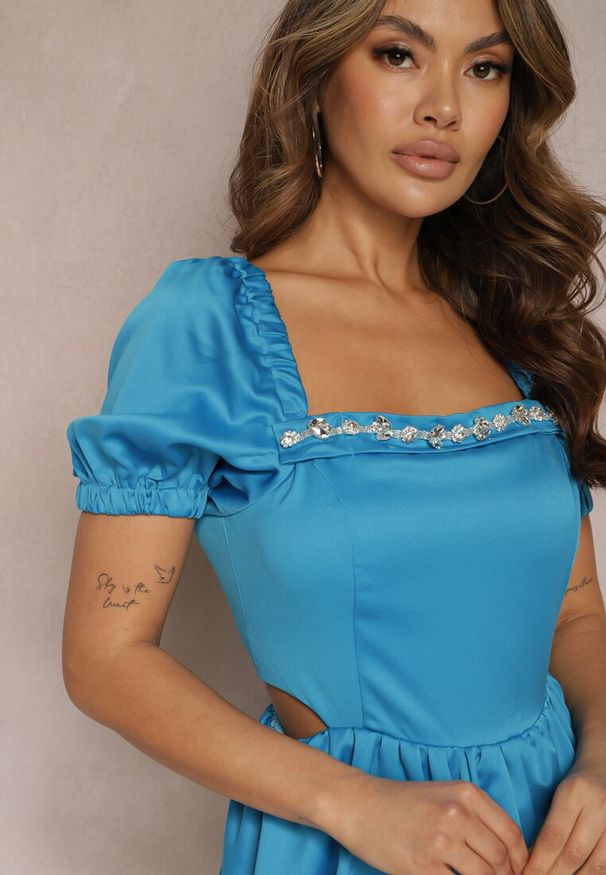 Renee - Niebieska Rozkloszowana Sukienka Mini z Wycięciami po Bokach i Cyrkoniami na Dekolcie Erelasia. Kolor: niebieski. Wzór: aplikacja. Długość: mini