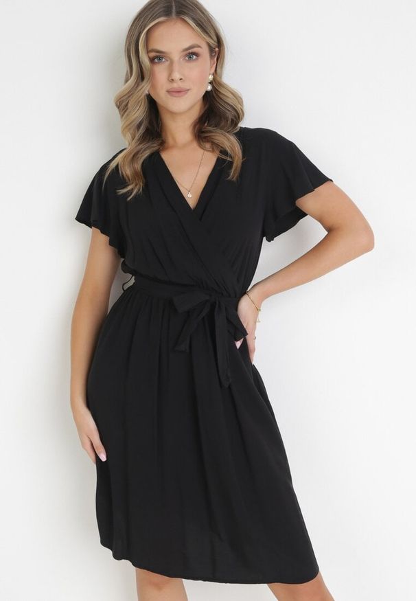 Born2be - Czarna Sukienka z Wiskozy i Wiązanym Paskiem Gariela. Kolor: czarny. Materiał: wiskoza. Typ sukienki: kopertowe