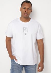 Born2be - Biała Koszulka Bawełniana z Krótkim Rękawem i Nadrukiem Nobalia. Okazja: na co dzień. Kolekcja: plus size. Kolor: biały. Materiał: bawełna. Długość rękawa: krótki rękaw. Długość: krótkie. Wzór: nadruk. Styl: casual, elegancki