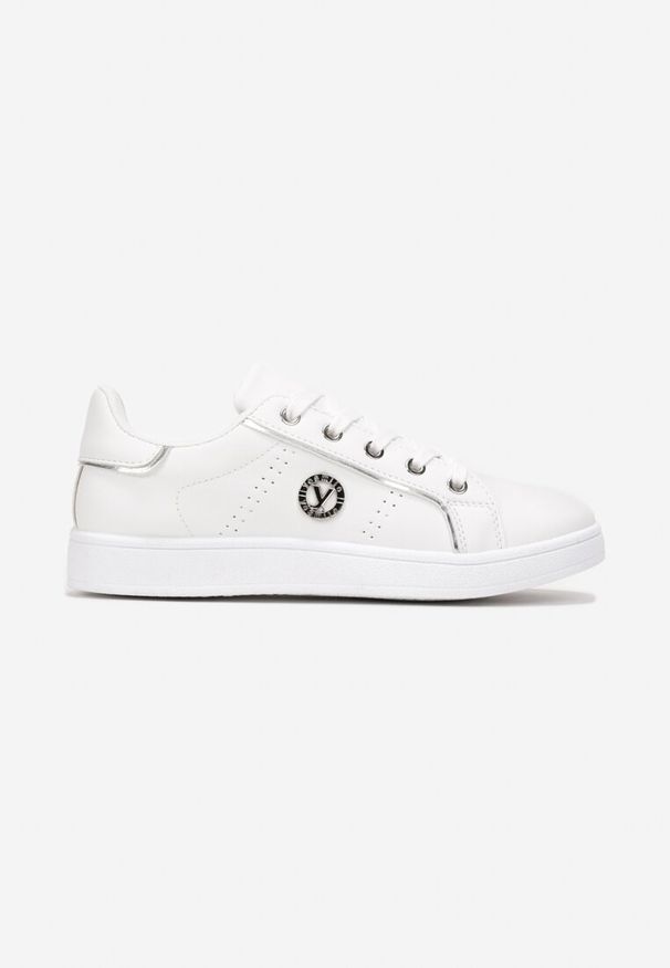 Renee - Biało-Srebrne Sneakersy z Imitacji Skóry z Naszywką i Ozdobnymi Przeszyciami Variantia. Okazja: na co dzień. Kolor: biały. Materiał: skóra. Wzór: aplikacja. Obcas: na płaskiej podeszwie