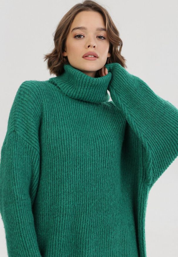 Born2be - Zielony Golf Oversize Out Of This World. Okazja: na spacer, na co dzień. Typ kołnierza: golf. Kolor: zielony. Materiał: dzianina, skóra, jeans, wiskoza. Długość: długie. Wzór: prążki. Styl: casual, elegancki, klasyczny