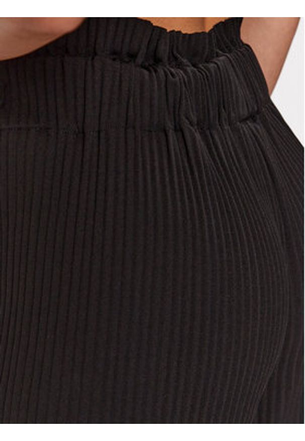 YAS Spodnie materiałowe 26028051 Czarny Regular Fit. Kolor: czarny. Materiał: syntetyk