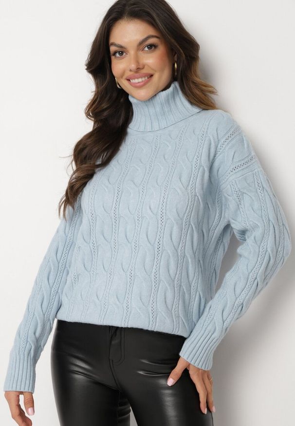 Born2be - Jasnoniebieski Golf o Klasycznym Kroju z Tłoczeniami i Ściągaczami Lirabella. Okazja: do pracy, na spotkanie biznesowe. Typ kołnierza: golf. Kolor: niebieski. Materiał: jeans. Długość rękawa: długi rękaw. Długość: długie. Styl: klasyczny