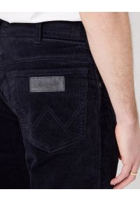 Wrangler - WRANGLER TEXAS SLIM MĘSKIE SPODNIE SZTRUKSOWE DARK NAVY W12SECXAE 112320130. Okazja: na co dzień. Materiał: sztruks. Styl: klasyczny, elegancki, casual #3