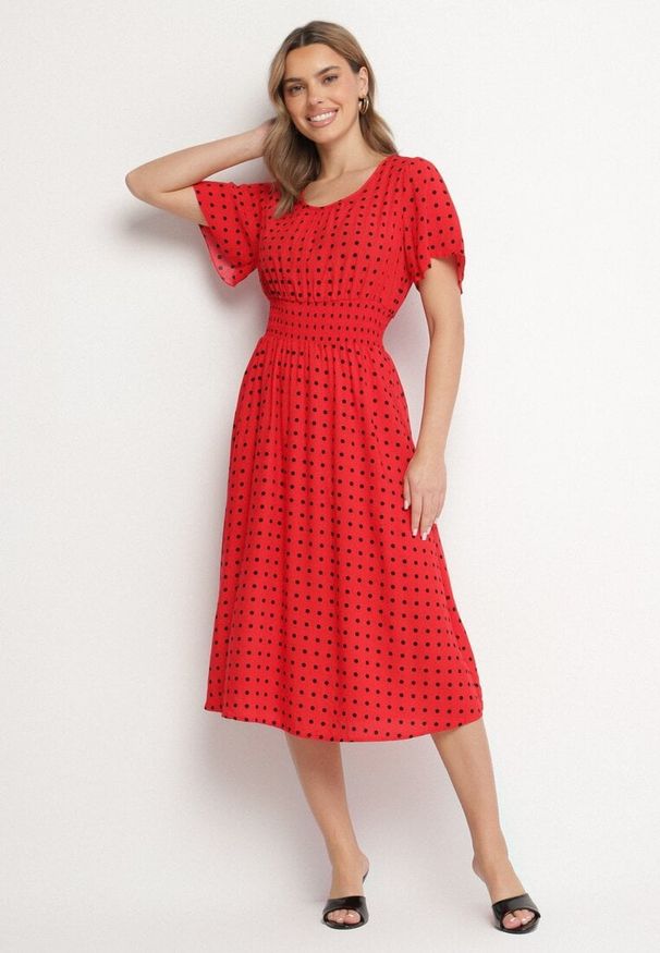 Born2be - Czerwona Sukienka z Bawełny Rozkloszowana w Kropki Toliennea. Okazja: na co dzień. Kolor: czerwony. Materiał: bawełna. Wzór: kropki. Styl: casual