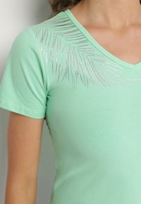 Born2be - Jasnozielony Bawełniany T-shirt z Dekoltem w Serek z Cyrkoniową Aplikacją Nirivale. Okazja: na co dzień. Typ kołnierza: dekolt w serek. Kolor: zielony. Materiał: bawełna. Wzór: aplikacja. Styl: casual, elegancki #4