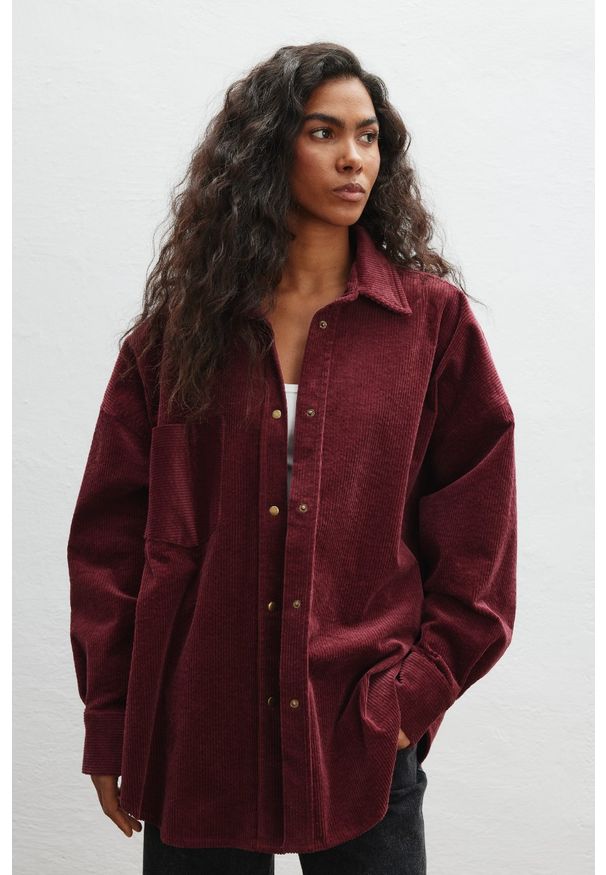 Marsala - Sztruksowa koszula typu oversize w kolorze BURGUNDY - GARNET-M/L. Materiał: sztruks. Długość rękawa: długi rękaw. Długość: długie. Styl: klasyczny