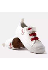 Biało-czerwone trampki dziecięce Lee Cooper białe. Nosek buta: okrągły. Zapięcie: rzepy. Kolor: biały. Materiał: tkanina, guma. Sezon: lato. Styl: klasyczny #2
