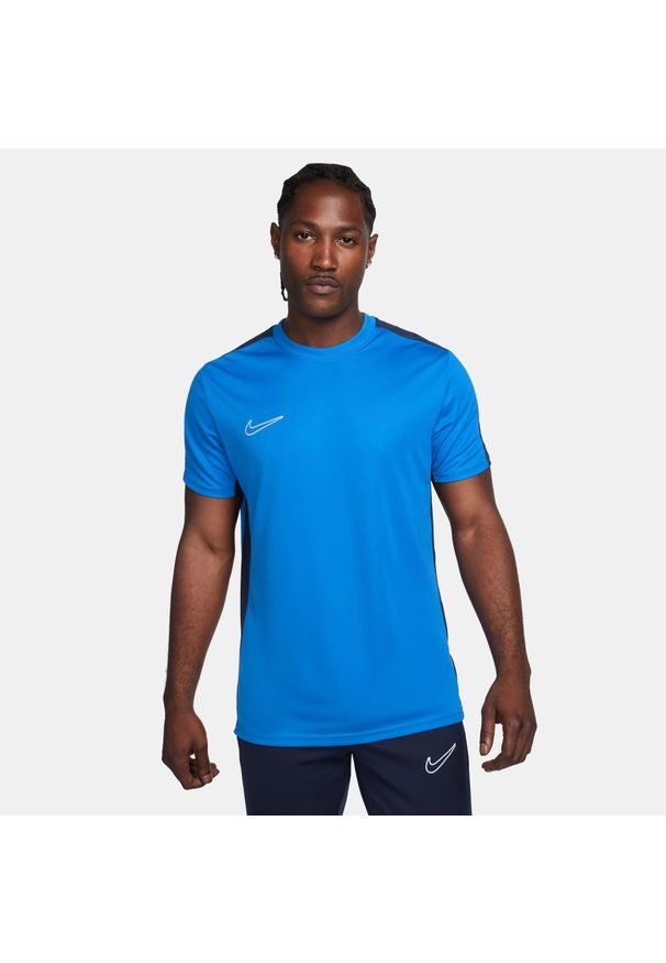 Koszulka treningowa męska Nike DF Academy 23. Kolor: niebieski. Materiał: poliester. Długość rękawa: krótki rękaw. Długość: krótkie. Sport: piłka nożna