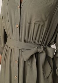 Born2be - Zielona Bawełniana Sukienka Koszulowa w Stylu Safari z Wiązanym Paskiem Atusea. Okazja: na co dzień. Typ kołnierza: typu klepsydra. Kolor: zielony. Materiał: bawełna. Typ sukienki: koszulowe. Styl: casual, elegancki #3