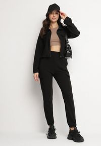 Born2be - Czarny Komplet Dresowy Rozpinana Bluza z Klapami i Spodnie Typu Cargo Ezvisa. Kolor: czarny. Materiał: dresówka #3