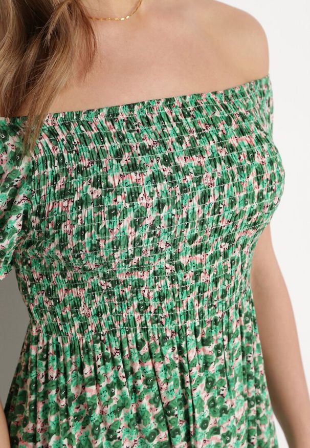 Born2be - Zielona Wiskozowa Sukienka Hiszpanka z Gumkami w Pasie Valdina. Okazja: na co dzień. Typ kołnierza: dekolt hiszpanka. Kolor: zielony. Materiał: wiskoza. Długość rękawa: krótki rękaw. Sezon: lato. Styl: casual, wakacyjny