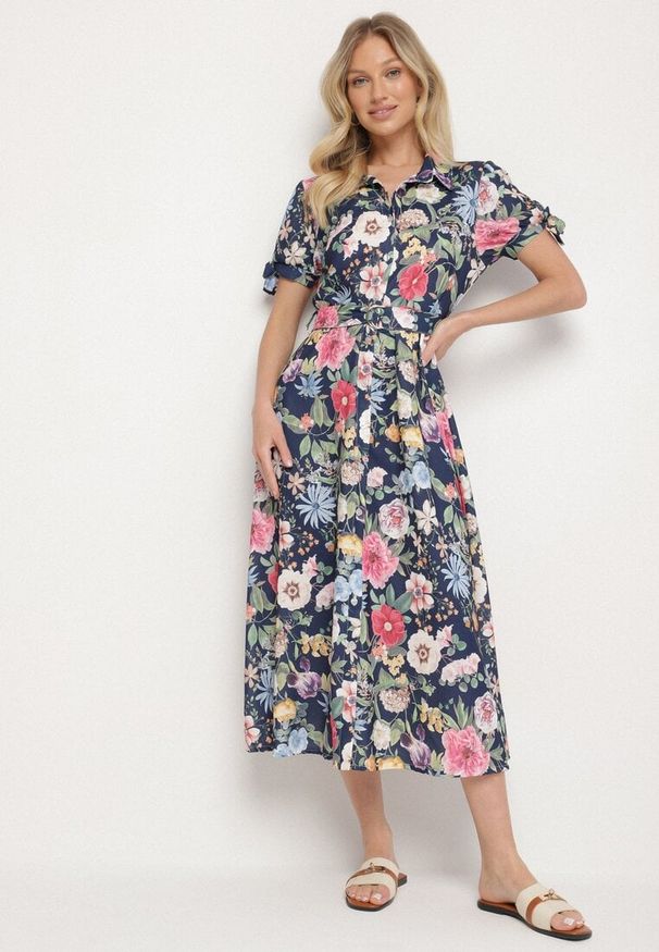 Born2be - Granatowa Rozkloszowana Sukienka o Koszulowym Kroju z Paskiem w Kwiatowy Wzór Fevelorine. Okazja: na co dzień. Kolor: niebieski. Wzór: kwiaty. Typ sukienki: koszulowe. Styl: casual