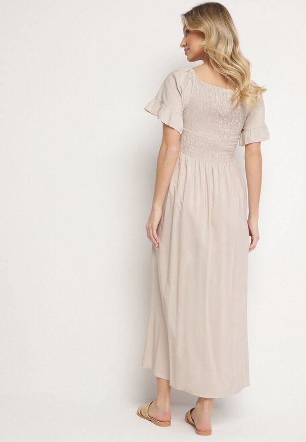 Born2be - Jasnobeżowa Bawełniana Sukienka o Kroju Hiszpanki z Elastyczną Górą Niloviria. Okazja: na co dzień. Typ kołnierza: dekolt hiszpanka. Kolor: beżowy. Materiał: bawełna. Długość rękawa: krótki rękaw. Styl: casual, klasyczny