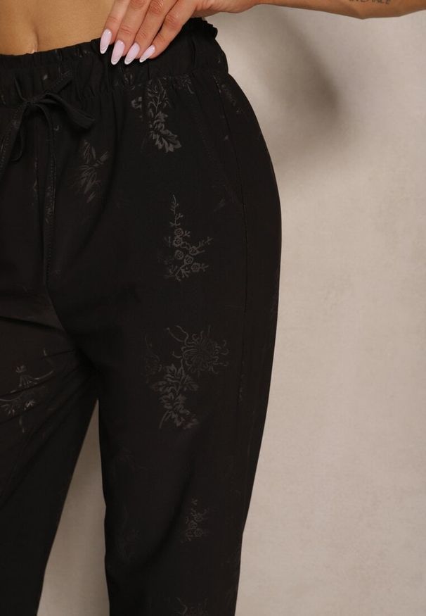 Renee - Czarne Proste Spodnie z Gumką w Pasie i Wiązaniem Mirenela. Okazja: na co dzień. Kolor: czarny. Sezon: lato, wiosna. Styl: casual, elegancki