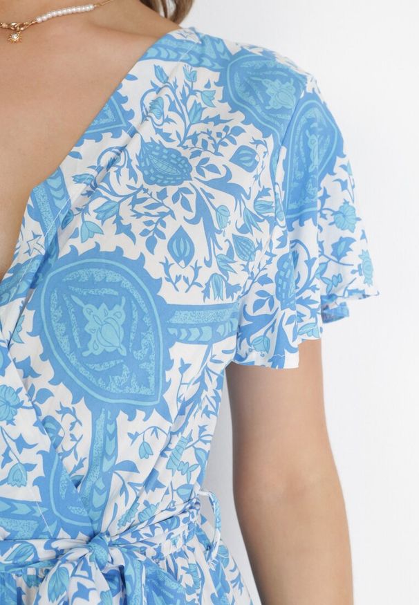 Born2be - Niebieska Rozkloszowana Sukienka Maxi z Wiązanym Paskiem Aziza. Typ kołnierza: dekolt kopertowy. Kolor: niebieski. Materiał: bawełna, tkanina. Typ sukienki: kopertowe. Długość: maxi