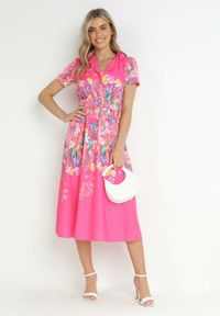 Born2be - Różowa Koszulowa Sukienka w Kwiaty z Paskiem Islaine. Kolor: różowy. Wzór: kwiaty. Typ sukienki: koszulowe. Długość: midi #4