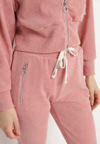 Born2be - Różowy Bawełniany Komplet Dresowy Bluza z Kapturem i Spodnie ze Sznurkiem Hariven. Kolor: różowy. Materiał: bawełna, dresówka. Sport: turystyka piesza #4