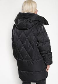Born2be - Czarna Pikowana Kurtka z Rozcięciami na Napy i z Kapturem ze Ściągaczami Letamira. Okazja: na co dzień. Typ kołnierza: kaptur. Kolekcja: plus size. Kolor: czarny. Materiał: jeans. Długość rękawa: długi rękaw. Długość: długie. Styl: elegancki, casual