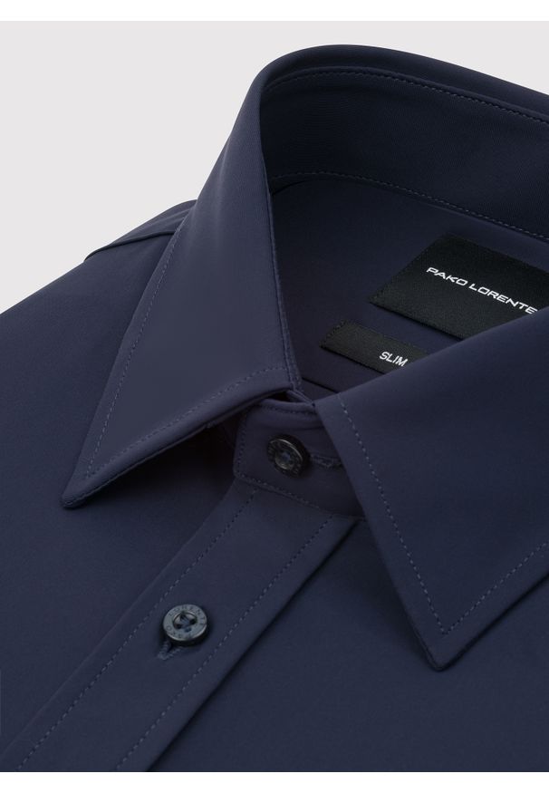 Pako Lorente - PAKO LORENTE – Granatowa koszula męska. Typ kołnierza: kołnierzyk klasyczny. Kolor: niebieski. Materiał: nylon, elastan. Długość rękawa: długi rękaw. Długość: długie. Styl: klasyczny
