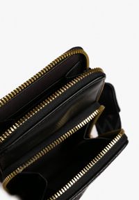 Renee - Czarna Dwukomorowa Torebka w Stylu Etui Virseki. Kolor: czarny. Styl: biznesowy, klasyczny, elegancki, casual
