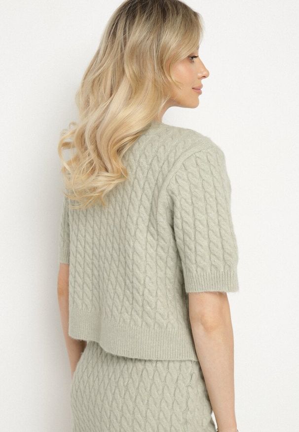 Born2be - Jasnozielony Rozpinany Kardigan z Wełną Ozdobiony Guzikami i Tłoczeniem Ralzeki. Okazja: na co dzień, na spacer. Kolor: zielony. Materiał: wełna. Długość: krótkie. Wzór: aplikacja. Styl: casual, elegancki