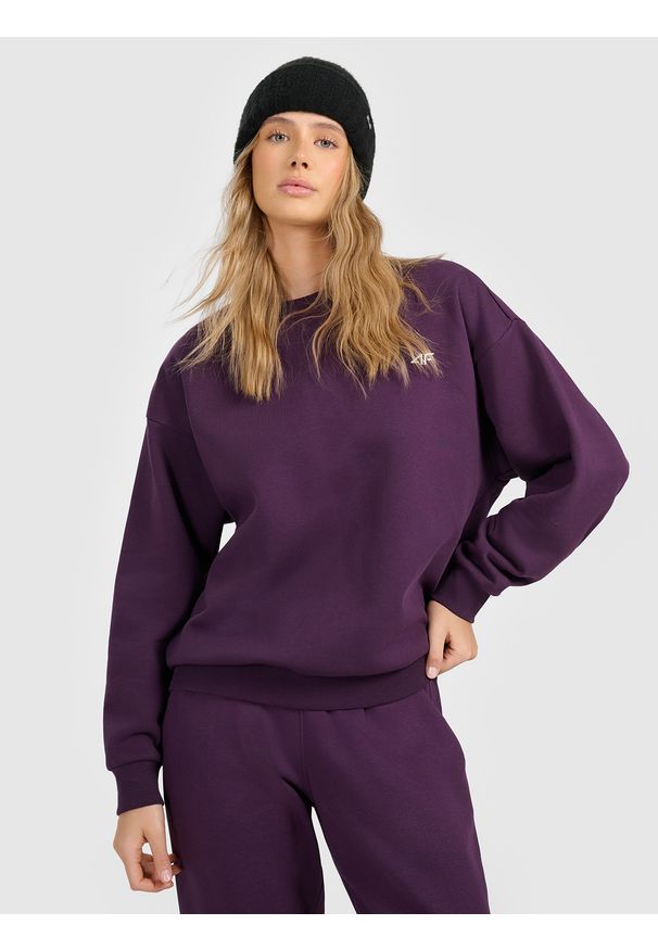 4f - 4F Bluza dresowa nierozpinana bez kaptura damska - fioletowa S. Okazja: na co dzień, na spacer. Typ kołnierza: bez kaptura. Kolor: fioletowy. Materiał: dresówka. Styl: casual. Sport: fitness, turystyka piesza