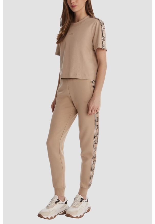 Guess - GUESS Ciemnobeżowy bawełniany t-shirt damski z lampasami Britney, Rozmiar XL. Okazja: na co dzień. Kolor: beżowy. Materiał: bawełna. Styl: elegancki, casual, sportowy