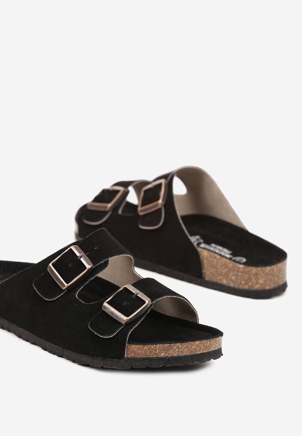 Renee - Czarne Klapki z Szerokim Paskiem na Sprzączki Avelira. Okazja: na co dzień, na plażę, na spacer. Kolor: czarny. Materiał: jeans. Sezon: lato. Styl: casual