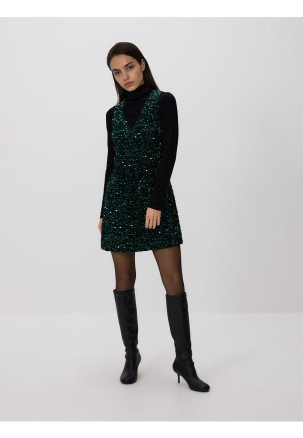 Reserved - Cekinowa sukienka mini - ciemnozielony. Kolor: zielony. Materiał: dzianina. Typ sukienki: proste. Długość: mini